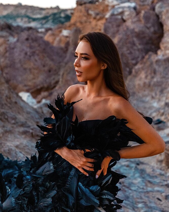 Қара адам аққұбаның кискасына кірді