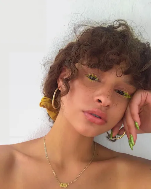 Посмотри, как круто неоновая зеленая подводка сочетается с маникюром и цветом кожи этой девушки! Посмотри, как круто неоновая зеленая подводка сочетается с маникюром и цветом кожи этой девушки!