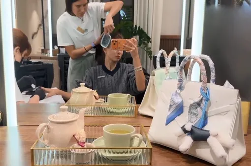 Аврора Киба приводит себя в порядок после отдыха в Бразилии