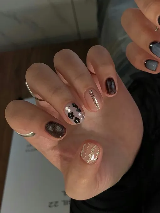 На темном фоне узоры из пайеток светятся особенно ярко