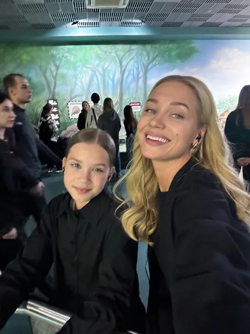 Кристина Асмус с дочерью Анастасией в океанариуме Кристина Асмус с дочерью Анастасией в океанариуме