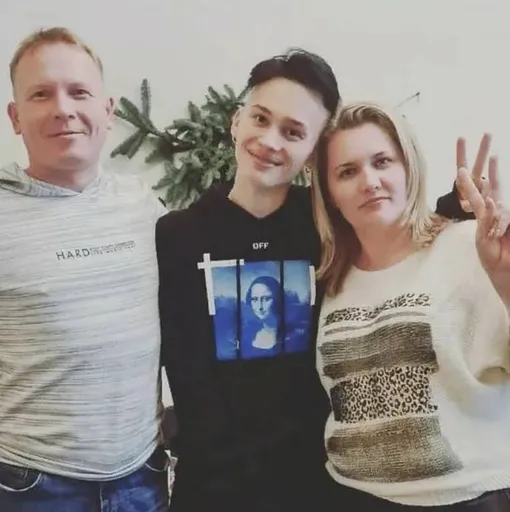 Даня Милохин с приемными родителями Дмитрием и Еленой Даня Милохин с приемными родителями Дмитрием и Еленой
