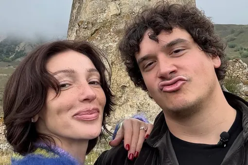 Настя Ивлеева в красном купальнике повисла на руках мужа у водопада