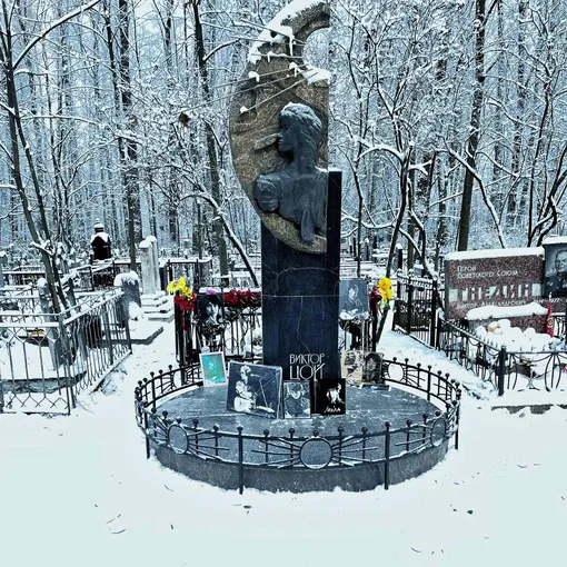 Могила Виктора Цоя на Богословском кладбище в Санкт-Петербурге Могила Виктора Цоя на Богословском кладбище в Санкт-Петербурге