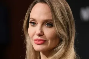 «Я рано потеряла мать и бабушку»: Анджелина Джоли объяснила, почему решилась на мастэктомию и овариэктомию «Я рано потеряла мать и бабушку»: Анджелина Джоли объяснила, почему решилась на мастэктомию и овариэктомию