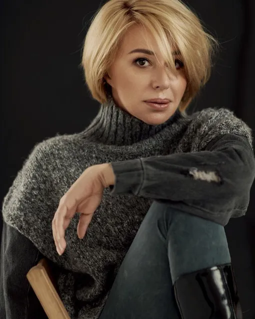 Апина экспериментировала с разными стилями, но больше всего полюбилась фанатам, похоже, в образе девчонки из соседнего двора Апина экспериментировала с разными стилями, но больше всего полюбилась фанатам, похоже, в образе девчонки из соседнего двора