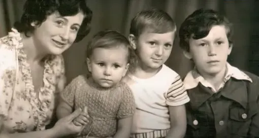 Жанна Васильевна с дочерью и сыновьями Жанна Васильевна с дочерью и сыновьями