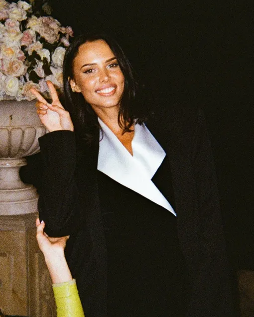 Анастасия сочетала платье с пиджаком