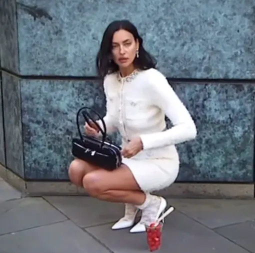 Ирина Шейк в костюме с мини-юбкой Ирина Шейк в костюме с мини-юбкой