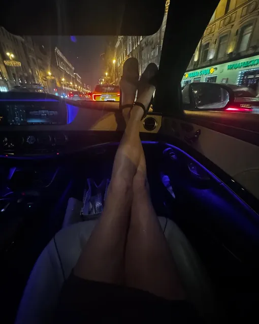 Анастасия Волочкова оголила ноги в дорогом автомобиле