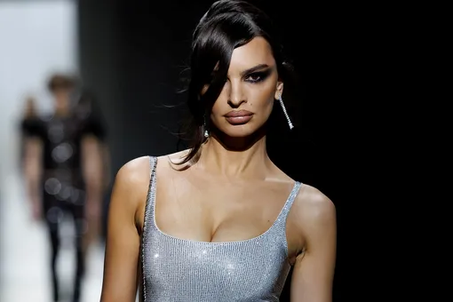 Эмили Ратаковски раскритиковали за «неуклюжий» выход на подиум в Милане Эмили Ратаковски раскритиковали за «неуклюжий» выход на подиум в Милане