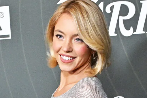 Отказалась от бюстгальтера: Сидни Суини засветила грудь в прозрачном платье на ковровой дорожке Отказалась от бюстгальтера: Сидни Суини засветила грудь в прозрачном платье на ковровой дорожке