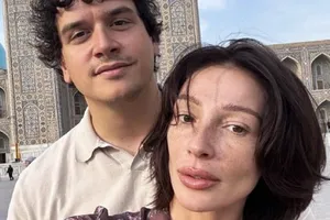 «Мне лепестками роз проложили дорогу»: вернувшаяся из Африки Настя Ивлеева показала, как муж встретил ее в аэропорту