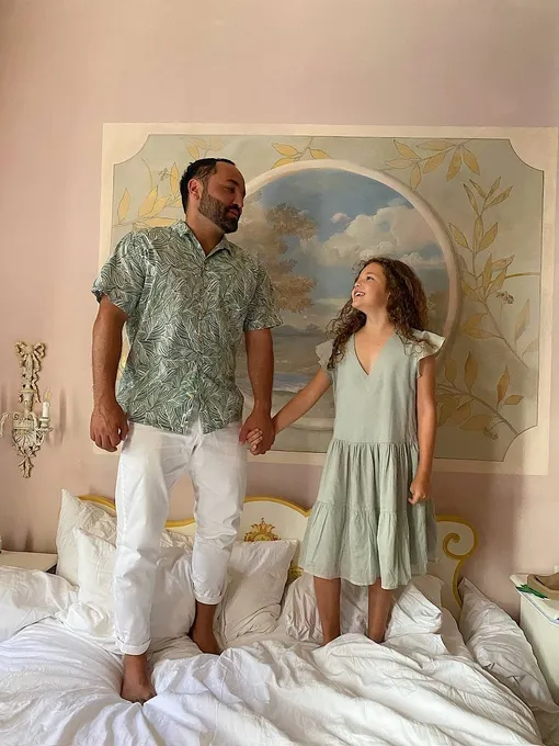 Сердар Камбаров показал дочь в разные годы жизни