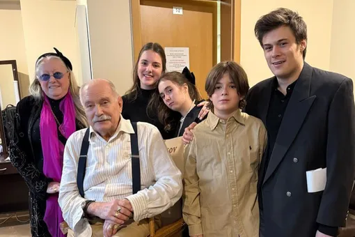 Никита Михалков после госпитализации снялся с внуками на творческом вечере Никита Михалков после госпитализации снялся с внуками на творческом вечере