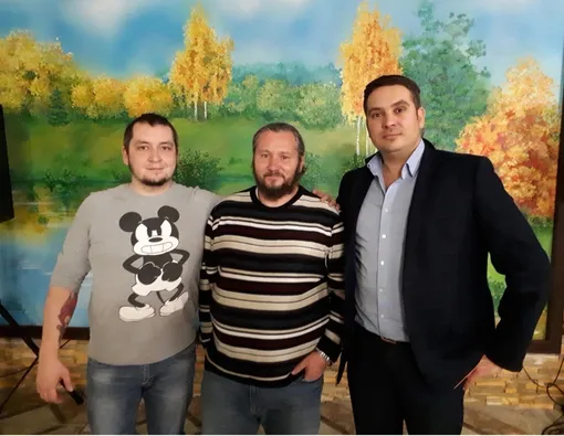 Иван Антропов (справа), Максим Сырников (посередине) и шеф-повар Александр Тыртышный на первой встрече в 2017 году Иван Антропов (справа), Максим Сырников (посередине) и шеф-повар Александр Тыртышный на первой встрече в 2017 году