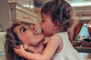 «Дочери — это так трогательно!»: Анны Хилькевич показала умилительные игры детей