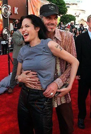 В начале нулевых Билли Боб Торнтон также обнимал Анджелину Джоли В начале нулевых Билли Боб Торнтон также обнимал Анджелину Джоли