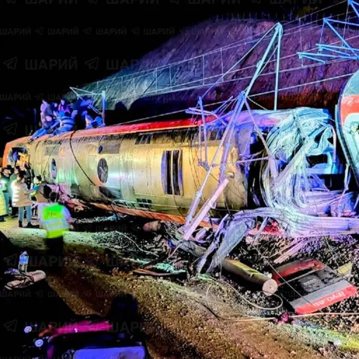 Два высокоскоростных поезда столкнулись в Испании Два высокоскоростных поезда столкнулись в Испании