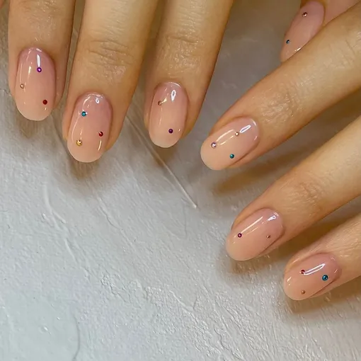 Такой нейл-арт в марте-2026 окрасит теплые деньки во все цвета радуги!