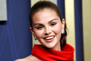 Модный маникюр на весну-2026 в стиле Селены Гомес: как повторить утонченный тренд