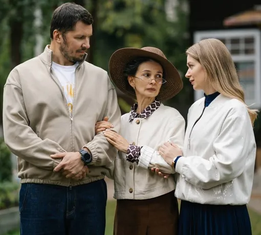 Сергей Канаев, Мария Смольникова и Анастасия Калашникова на съемочной площадке сериала «Праздники»