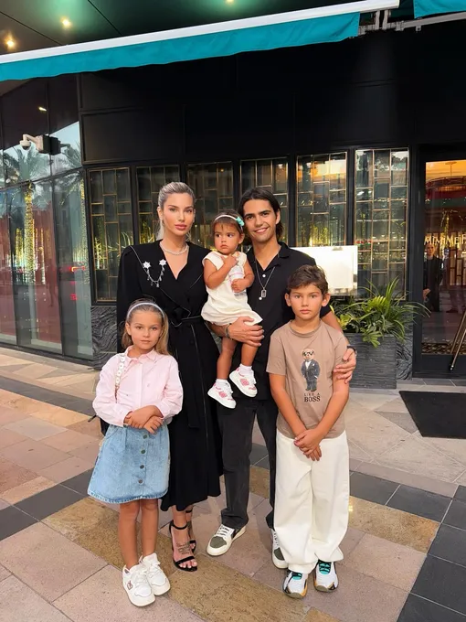 Илона Котелюх с детьми и Никитой Расковаловым Илона Котелюх с детьми и Никитой Расковаловым