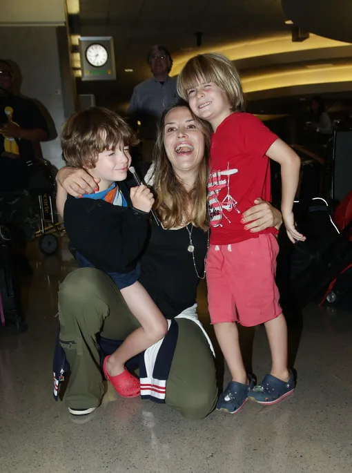 Брук Мюллер с маленькими сыновьями от Чарли Шина