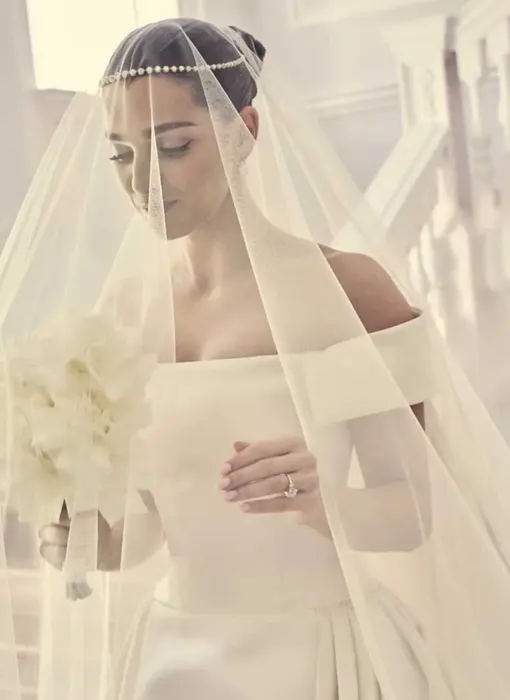 Мариса Абела выбрала нежный образ с обнаженными плечами Мариса Абела выбрала нежный образ с обнаженными плечами