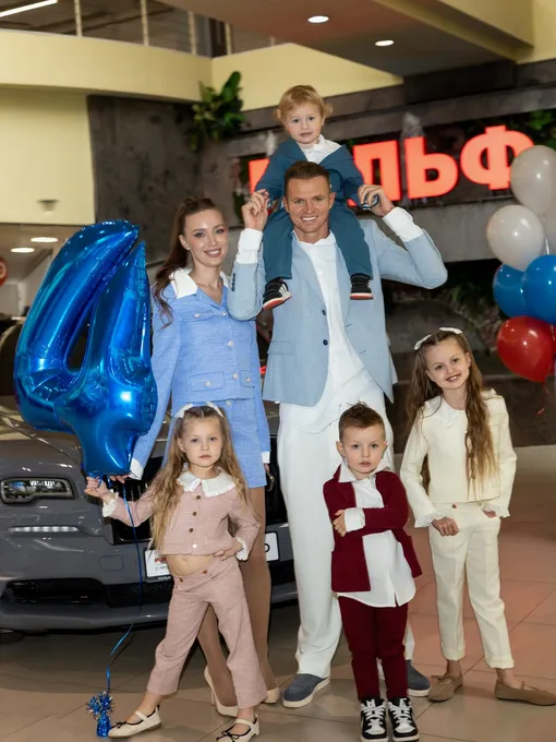 Анастасия Костенко и Дмитрий Тарасов с детьми