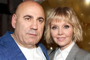 Скандал в Стамбуле: певицу Валерию и Иосифа Пригожина обманул таксист на миллион рублей Скандал в Стамбуле: певицу Валерию и Иосифа Пригожина обманул таксист на миллион рублей