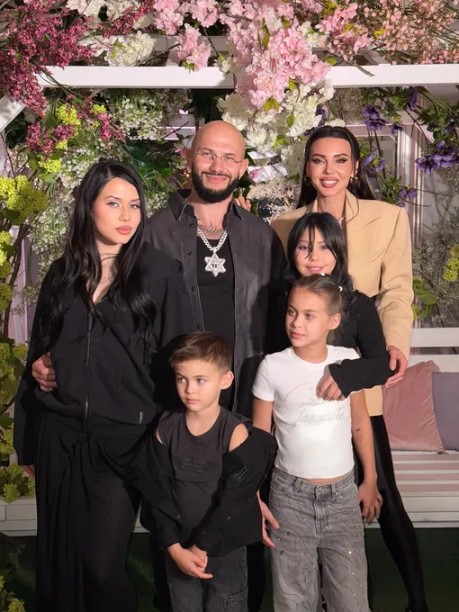 Джиган и Оксана Самойлова с детьми Джиган и Оксана Самойлова с детьми