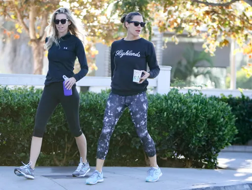 Дженнифер Гарнер с подругой во время прогулки