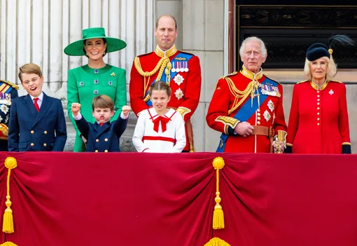 Принц Луи гримасничал на балконе Букингемского дворца