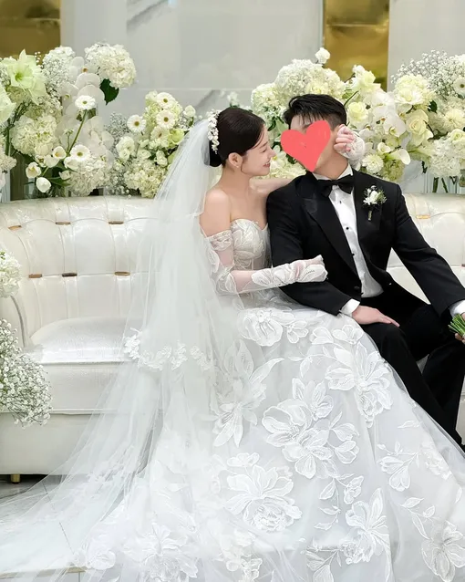 Юна и Кан Чжон-хун поженились в феврале 2024 года Юна и Кан Чжон-хун поженились в феврале 2024 года