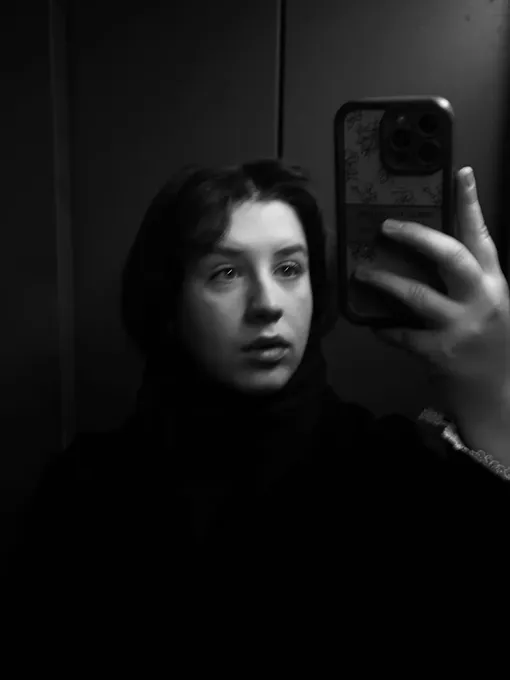 Эмилия Полицеймако сделала селфи через зеркало Эмилия Полицеймако сделала селфи через зеркало