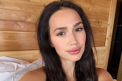Алина Загитова показала фигуру в мини и ботфортах в день 23-летия Алина Загитова показала фигуру в мини и ботфортах в день 23-летия