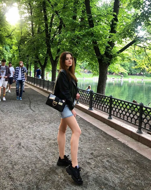 Мария Захарова у Патриарших прудов Мария Захарова у Патриарших прудов
