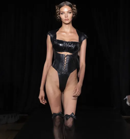 Алеся Кафельникова приняла участие в показе бренда R&M Leathers в Лондоне Алеся Кафельникова приняла участие в показе бренда R&M Leathers в Лондоне