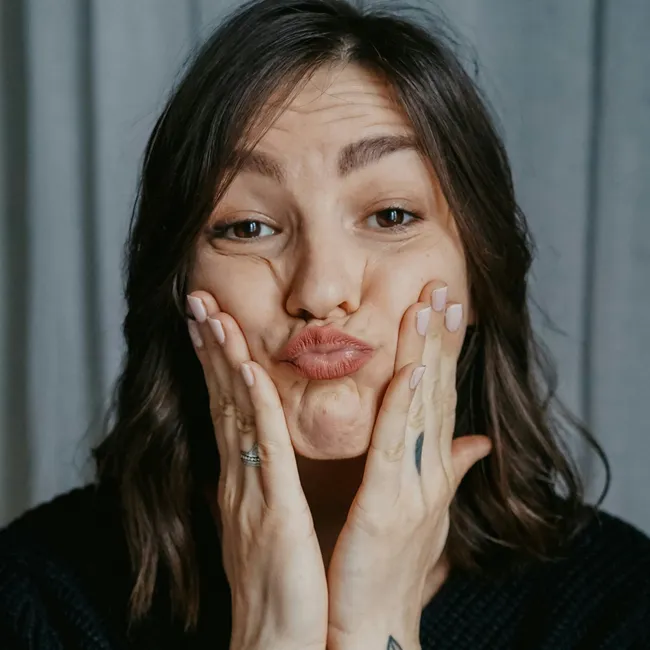 Новогодний «зажор» и быстрый дофамин: как сохранить кожу чистой и сияющей в праздничные дни