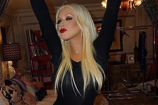 Снова навеселе: Кристина Агилера показала фото со своего дня рождения Снова навеселе: Кристина Агилера показала фото со своего дня рождения