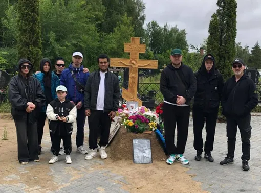 Родные и близкие Паши Техника на его могиле Родные и близкие Паши Техника на его могиле