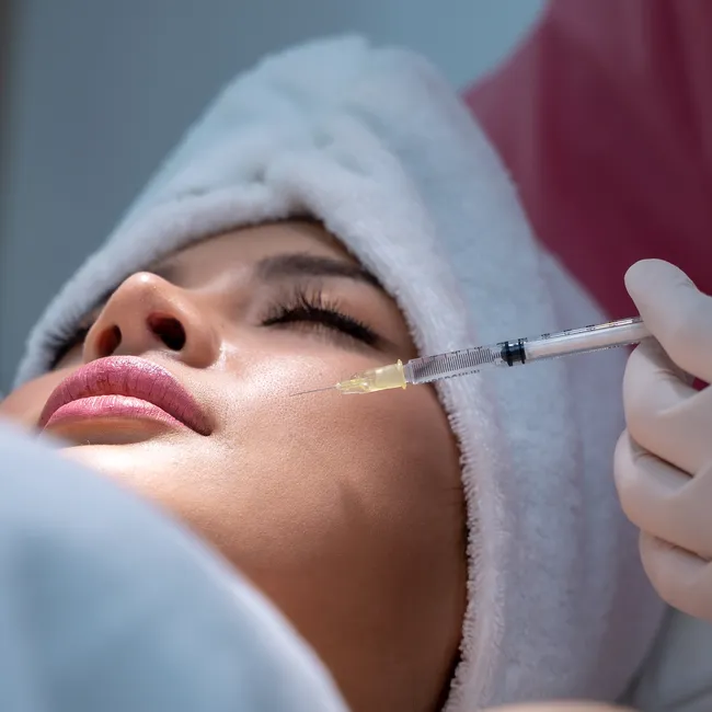 Не только лоб: 3 зоны для точечного введения ботокса, которые омолодят тебя на несколько лет