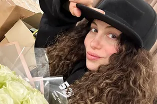 «Обожаю тебя и скоро сделаю тебя еще счастливее»: беременная жена Павла Прилучного снялась с мамой