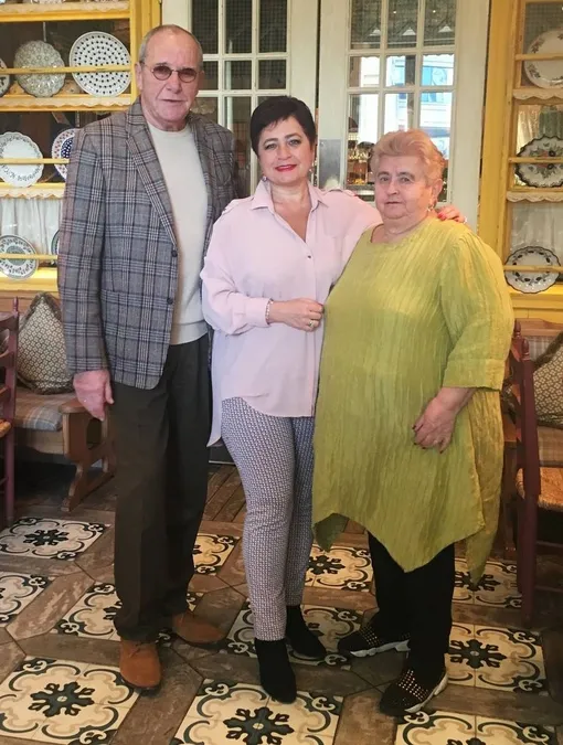 Эммануил Виторган с женой Ириной Млодик и ее мамой Риммой Давидовной Эммануил Виторган с женой Ириной Млодик и ее мамой Риммой Давидовной
