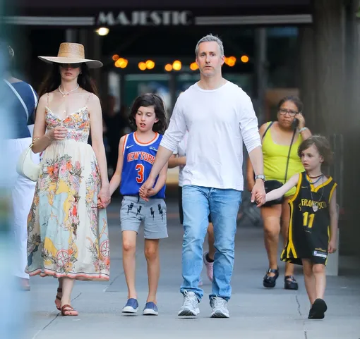 Энн Хэтэуэй и Адам Шульман с детьми в Нью-Йорке