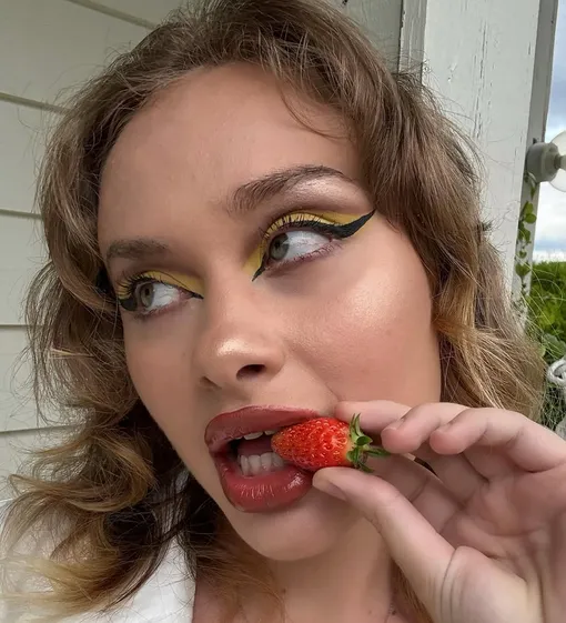 Мария Ковальчук сделала яркий макияж Мария Ковальчук сделала яркий макияж