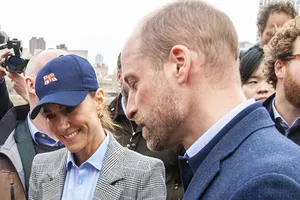 Кейт Миддлтон в стильном наряде испекла пироги на рынке в Лондоне