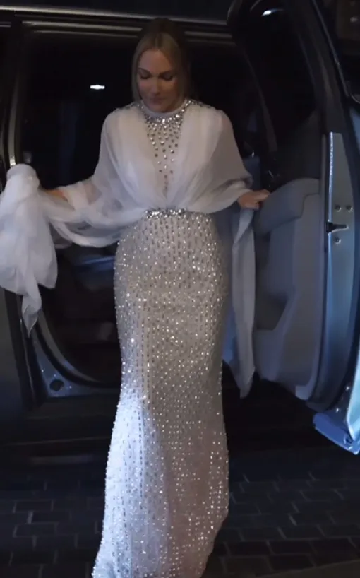 Мерьем Узерли надела роскошное мерцающее платье