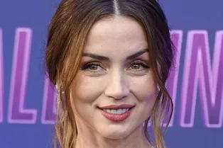 Ана де Армас в платье с экстремальным декольте без бра появилась на премьере в Берлине Ана де Армас в платье с экстремальным декольте без бра появилась на премьере в Берлине